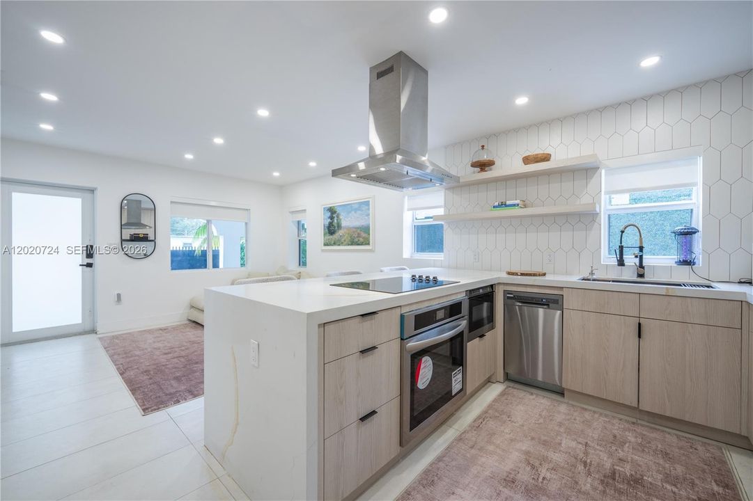 For Rent: $7,500 (3 beds, 3 baths, 1107 Square Feet)