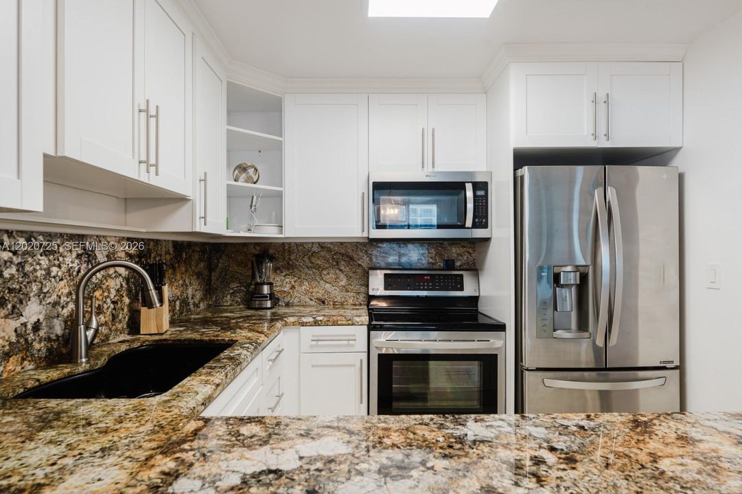 For Rent: $8,500 (1 beds, 1 baths, 880 Square Feet)