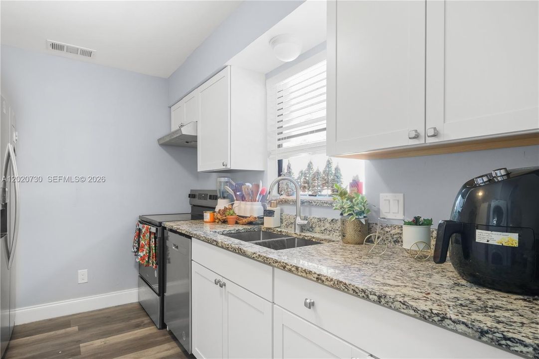 For Sale: $249,000 (2 beds, 2 baths, 924 Square Feet)