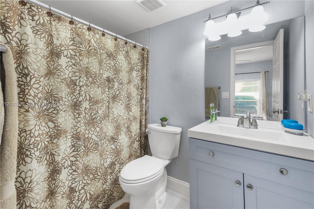 For Sale: $249,000 (2 beds, 2 baths, 924 Square Feet)