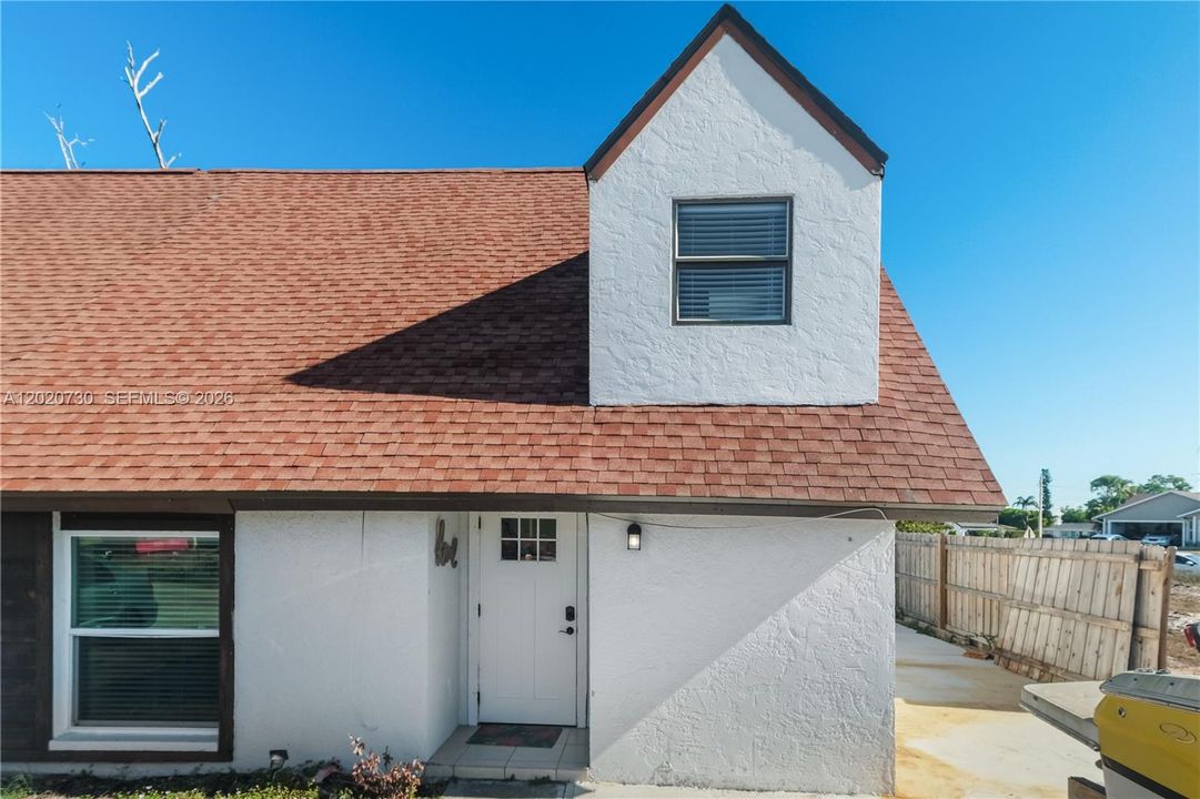 For Sale: $249,000 (2 beds, 2 baths, 924 Square Feet)