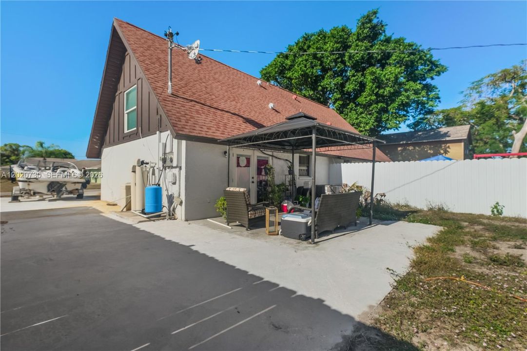 For Sale: $249,000 (2 beds, 2 baths, 924 Square Feet)