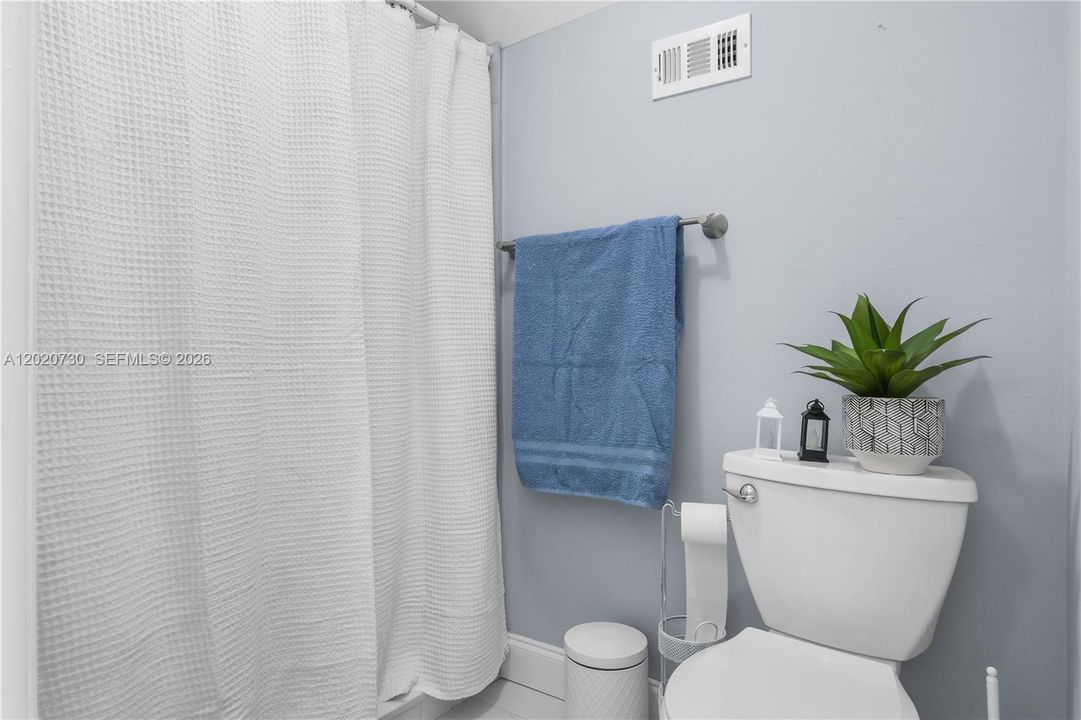 For Sale: $249,000 (2 beds, 2 baths, 924 Square Feet)
