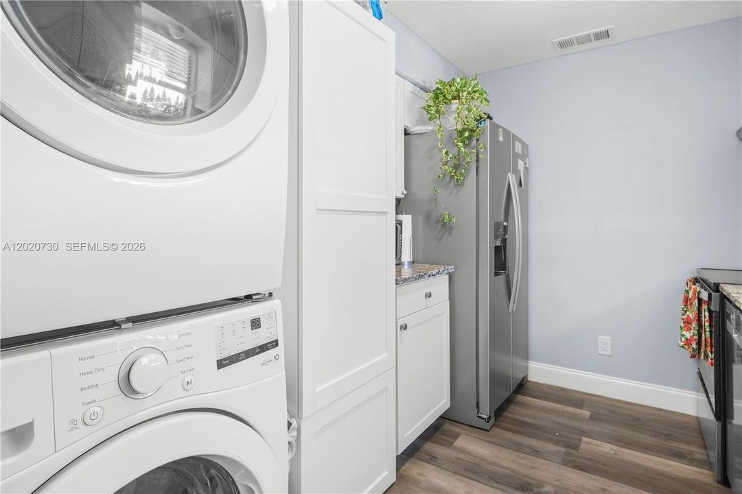 For Sale: $249,000 (2 beds, 2 baths, 924 Square Feet)