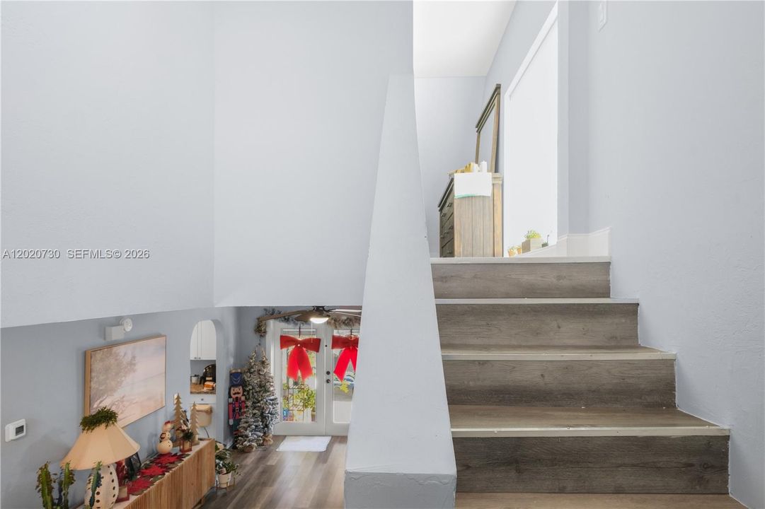 For Sale: $249,000 (2 beds, 2 baths, 924 Square Feet)