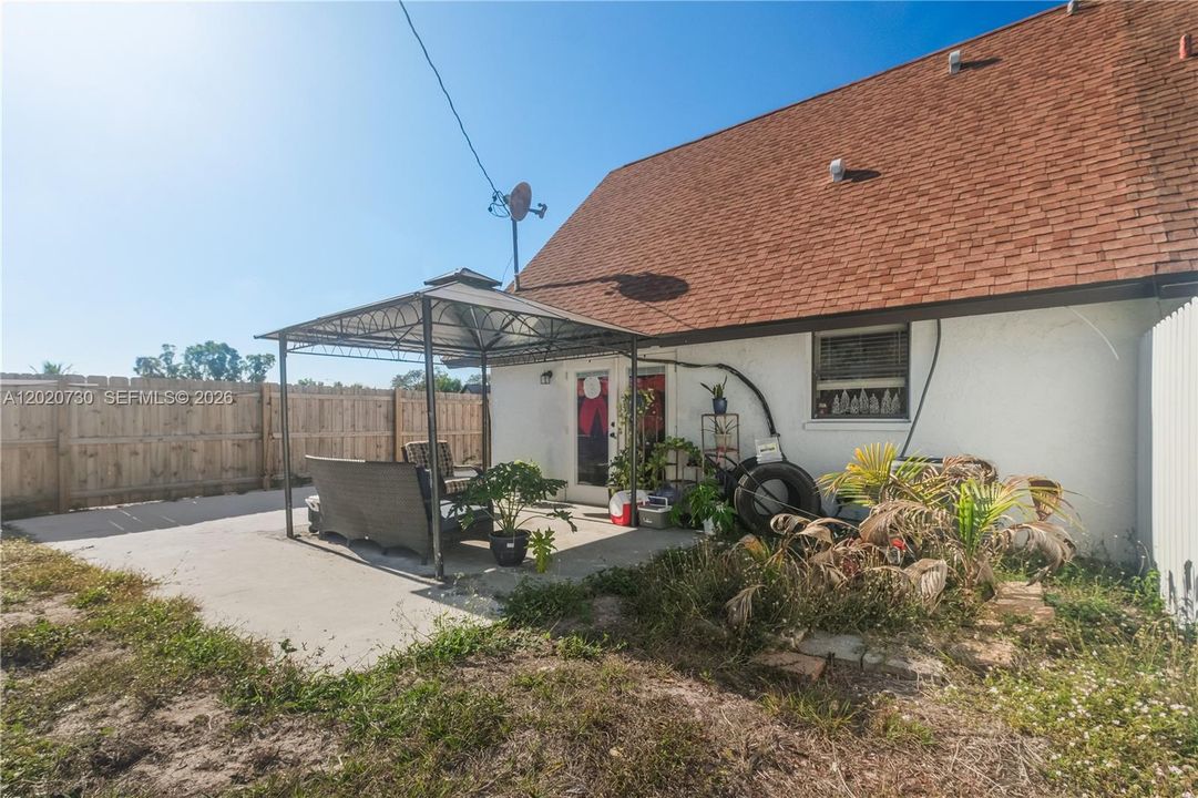 For Sale: $249,000 (2 beds, 2 baths, 924 Square Feet)