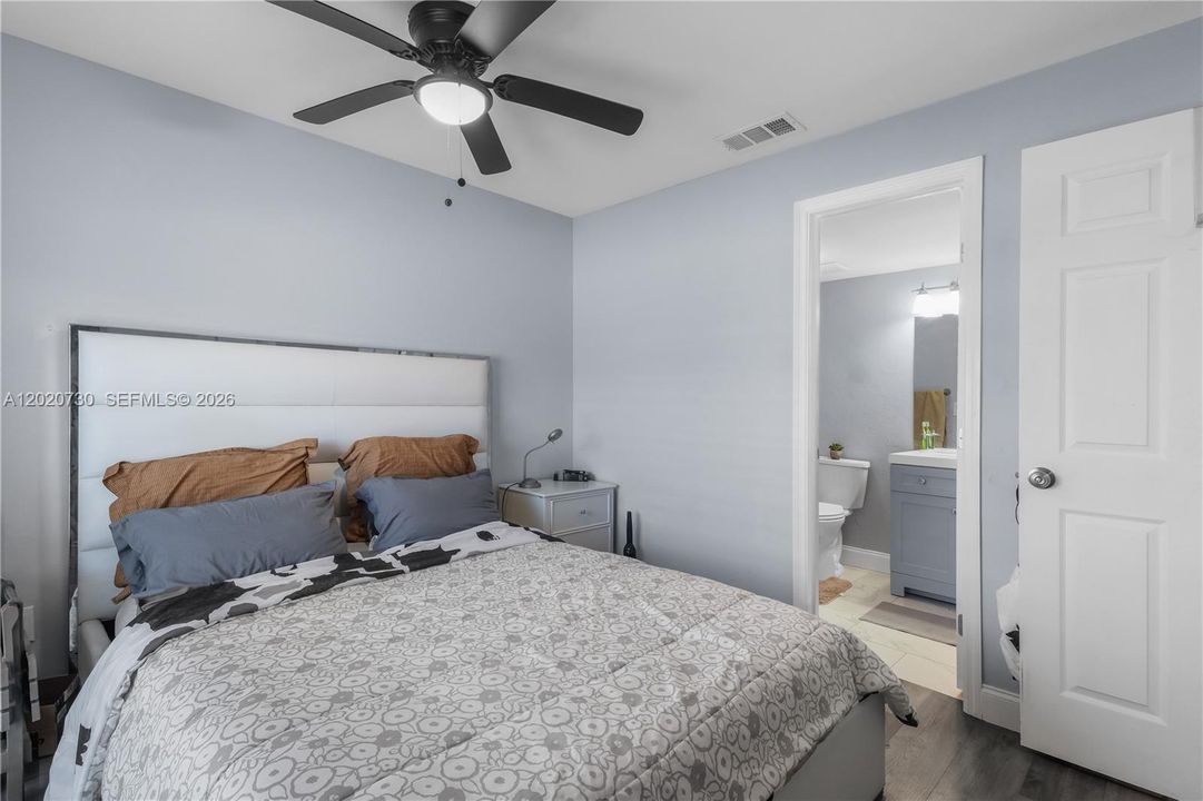 For Sale: $249,000 (2 beds, 2 baths, 924 Square Feet)