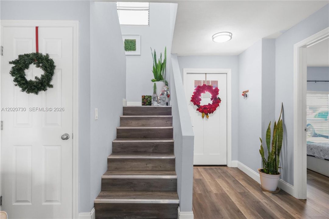 For Sale: $249,000 (2 beds, 2 baths, 924 Square Feet)
