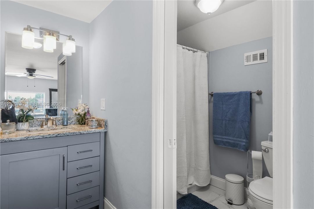 For Sale: $249,000 (2 beds, 2 baths, 924 Square Feet)
