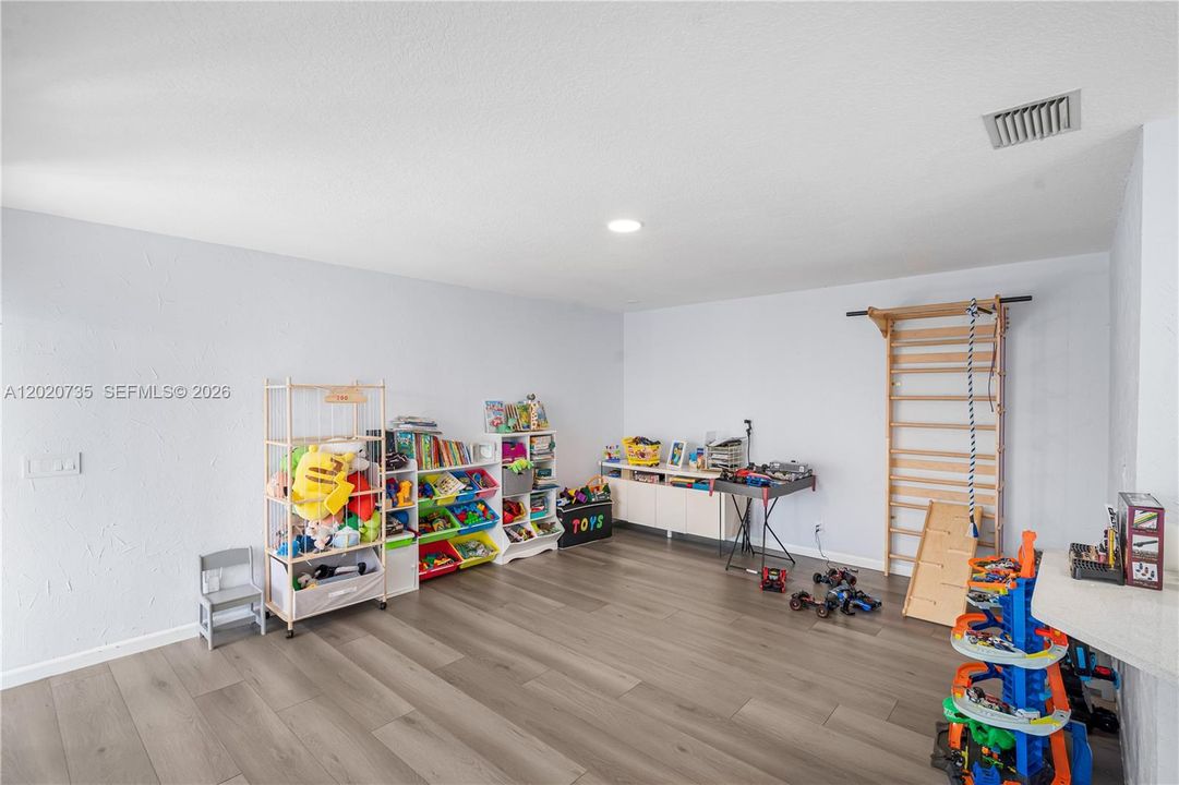 Active With Contract: $4,750 (3 beds, 2 baths, 2299 Square Feet)