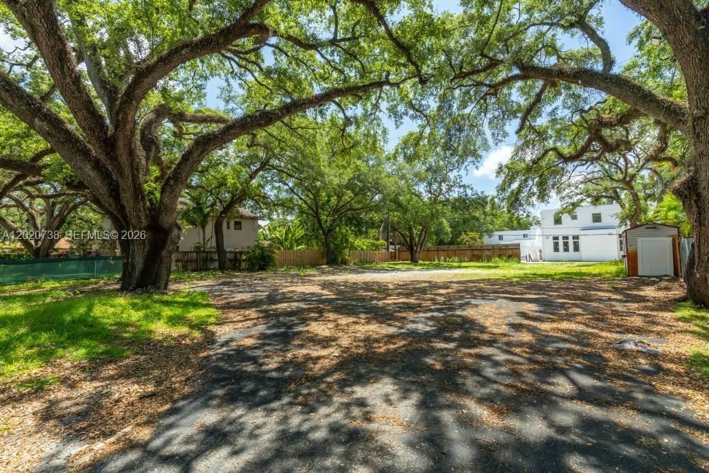 En Venta: $1,659,000 (0.39 acres)