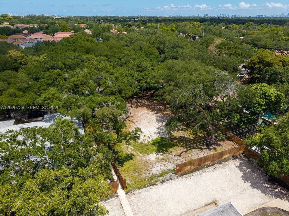 En Venta: $1,659,000 (0.39 acres)