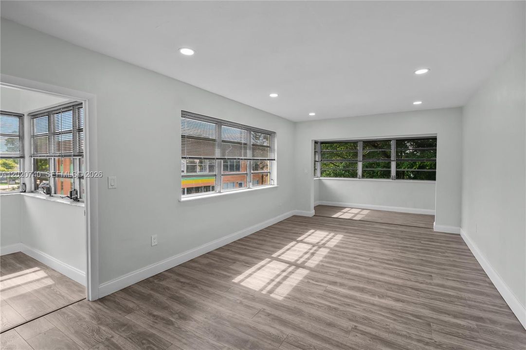 For Sale: $169,900 (2 beds, 2 baths, 990 Square Feet)