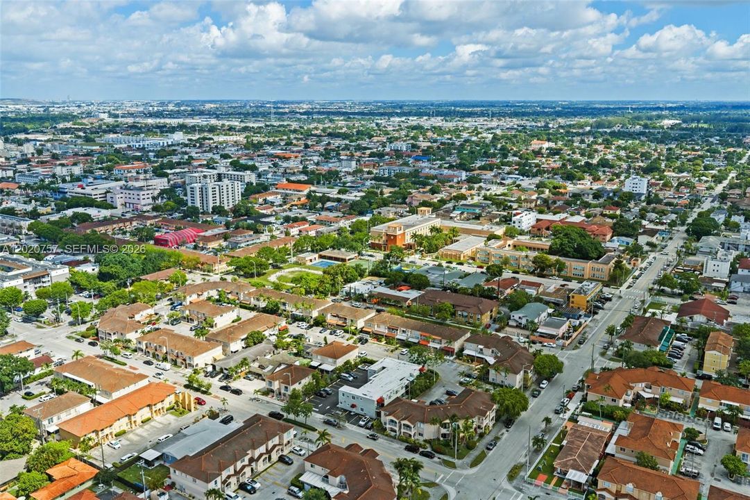 Под контрактом: $349,900 (3 спален, 2 ванн, 1240 Квадратных фут)