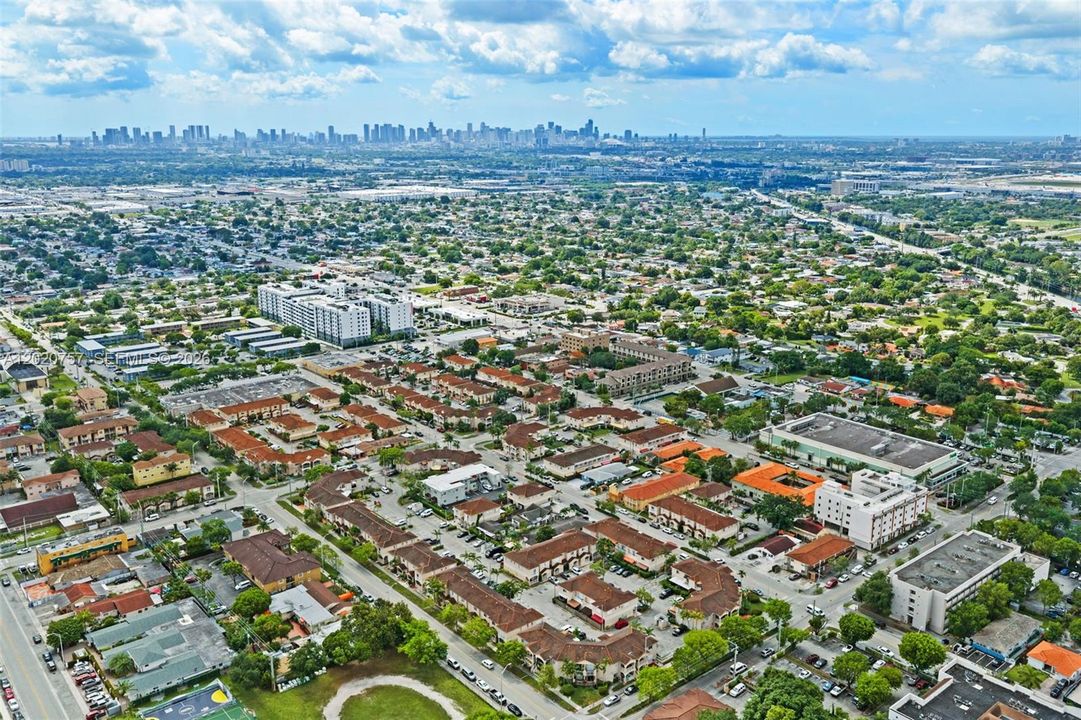 Под контрактом: $349,900 (3 спален, 2 ванн, 1240 Квадратных фут)