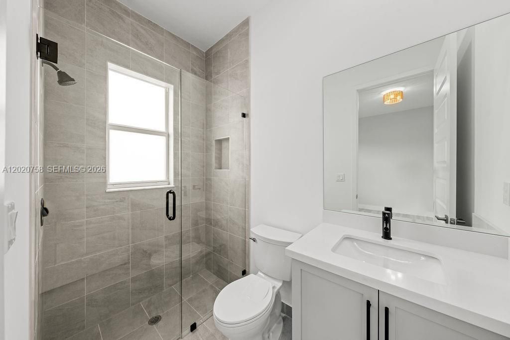 Activo con contrato: $1,999,000 (7 camas, 6 baños, 4316 Pies cuadrados)