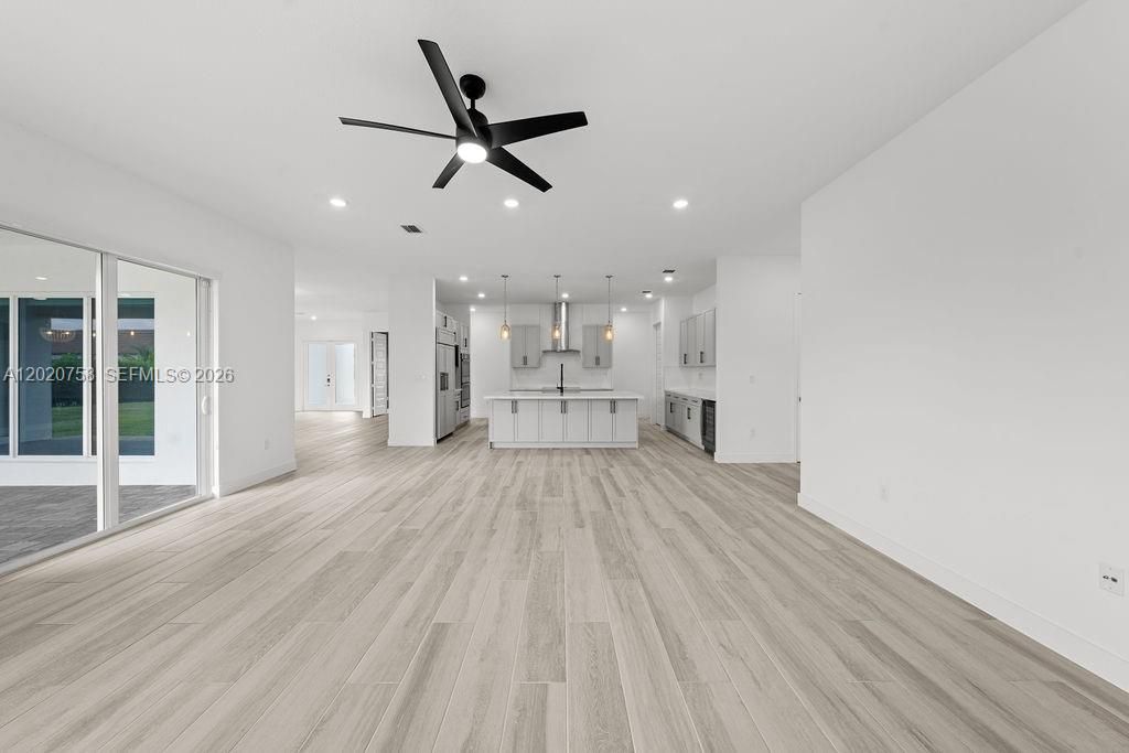 Activo con contrato: $1,999,000 (7 camas, 6 baños, 4316 Pies cuadrados)