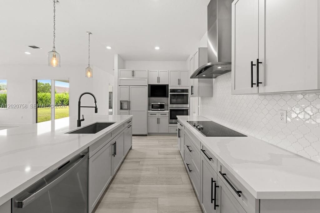 Activo con contrato: $1,999,000 (7 camas, 6 baños, 4316 Pies cuadrados)