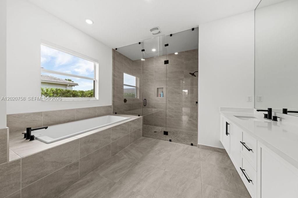 Activo con contrato: $1,999,000 (7 camas, 6 baños, 4316 Pies cuadrados)
