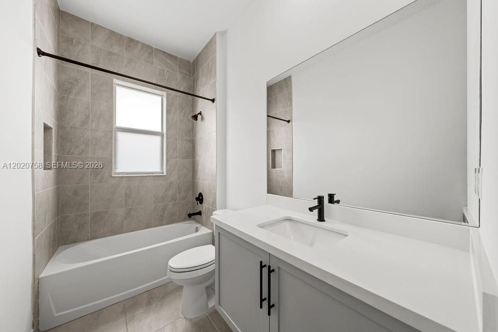 Activo con contrato: $1,999,000 (7 camas, 6 baños, 4316 Pies cuadrados)