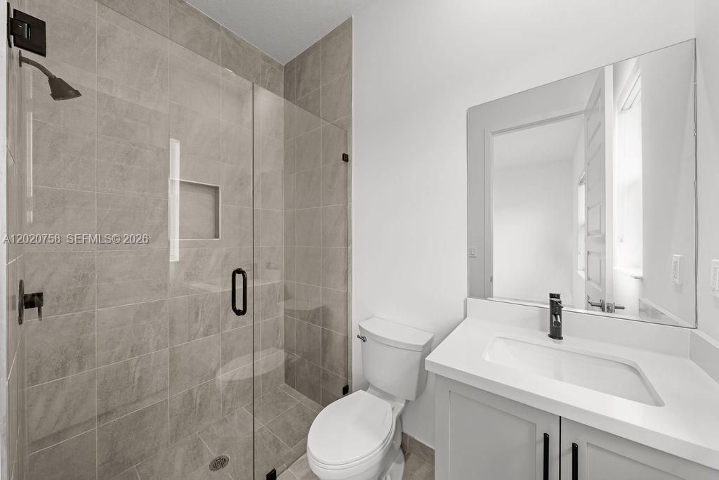 Activo con contrato: $1,999,000 (7 camas, 6 baños, 4316 Pies cuadrados)