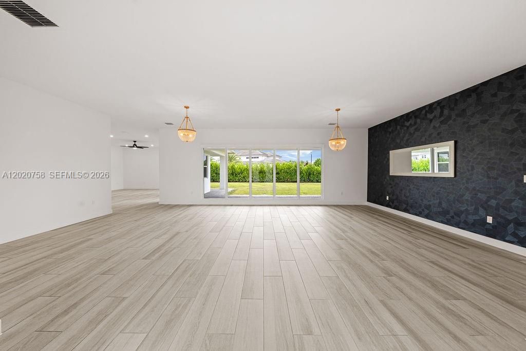 Activo con contrato: $1,999,000 (7 camas, 6 baños, 4316 Pies cuadrados)