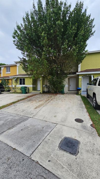 Active With Contract: $2,300 (3 beds, 2 baths, 1253 Square Feet)