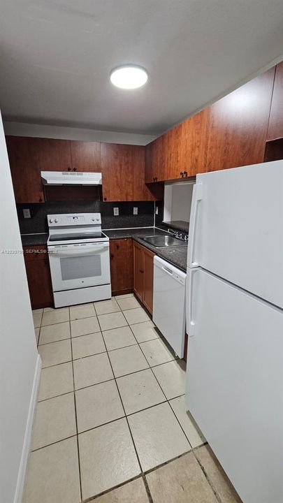 Active With Contract: $2,300 (3 beds, 2 baths, 1253 Square Feet)