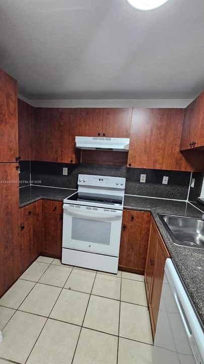 Active With Contract: $2,300 (3 beds, 2 baths, 1253 Square Feet)