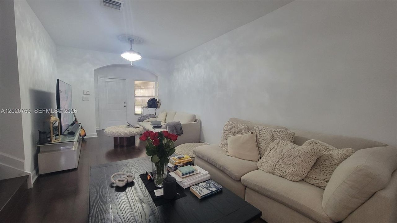 Activo con contrato: $3,500 (3 camas, 2 baños, 1777 Pies cuadrados)