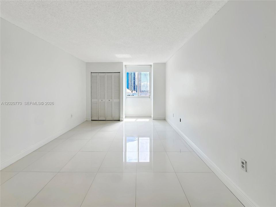 For Sale: $349,000 (2 beds, 2 baths, 914 Square Feet)