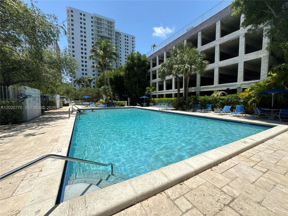 For Sale: $349,000 (2 beds, 2 baths, 914 Square Feet)