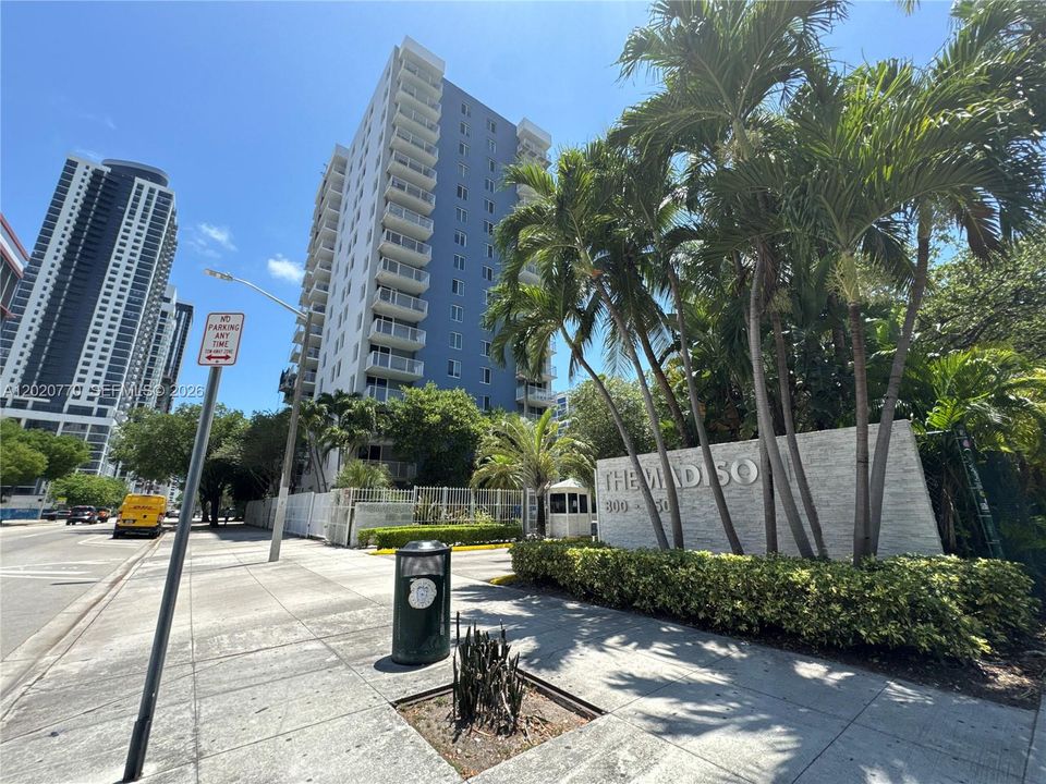 For Sale: $349,000 (2 beds, 2 baths, 914 Square Feet)