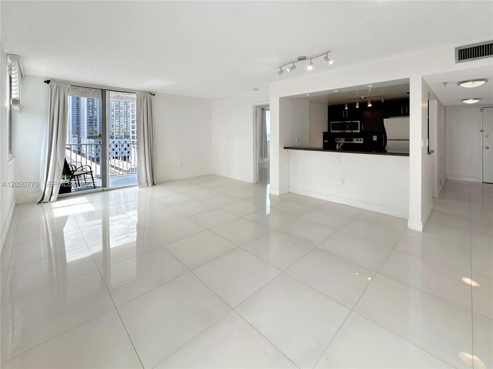 For Sale: $349,000 (2 beds, 2 baths, 914 Square Feet)