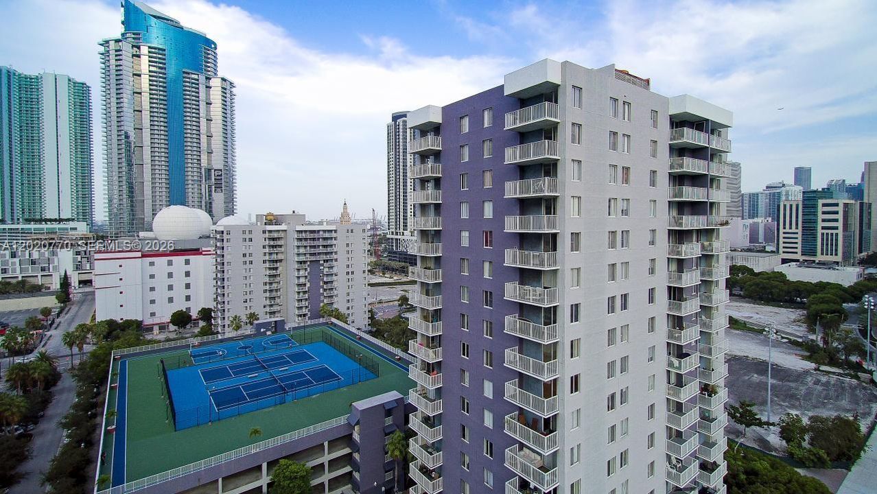 For Sale: $349,000 (2 beds, 2 baths, 914 Square Feet)