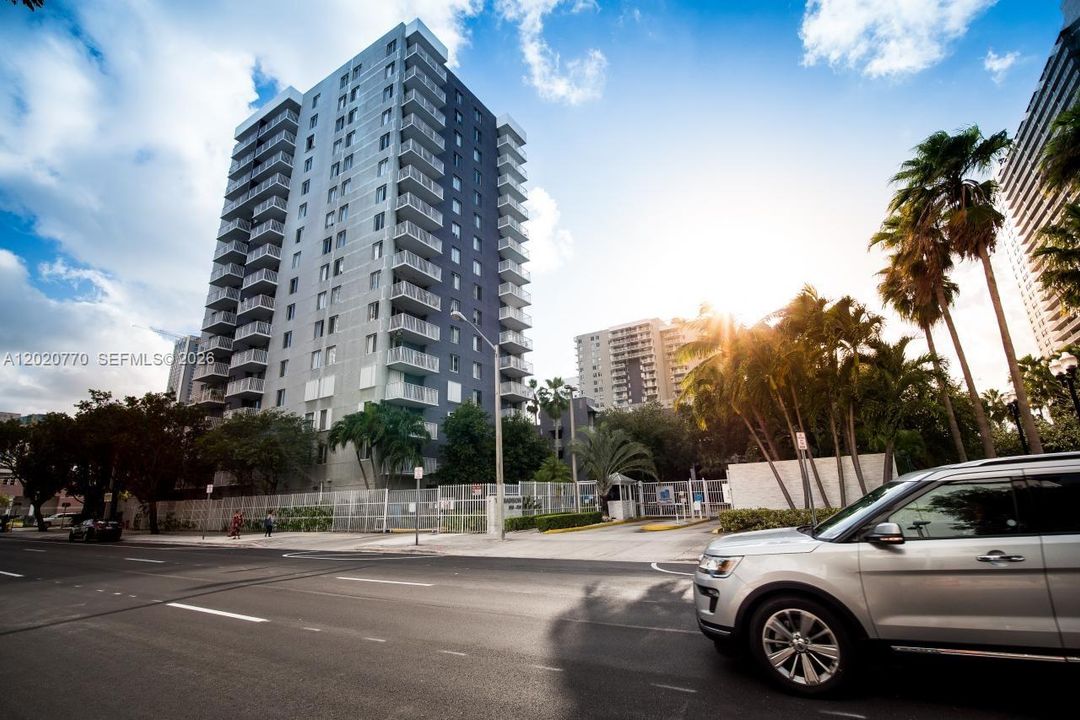 For Sale: $349,000 (2 beds, 2 baths, 914 Square Feet)