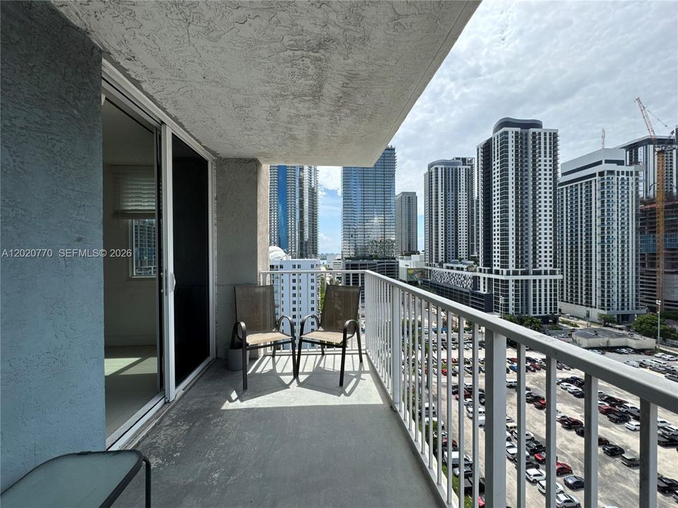 For Sale: $349,000 (2 beds, 2 baths, 914 Square Feet)