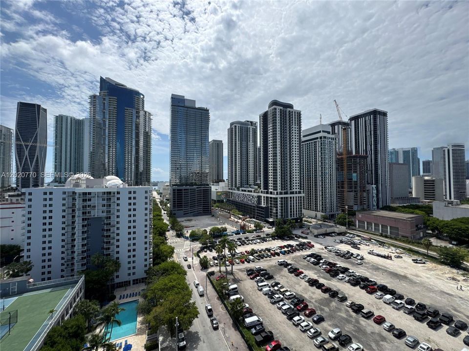 For Sale: $349,000 (2 beds, 2 baths, 914 Square Feet)