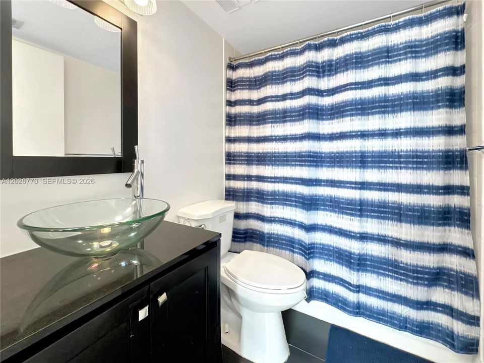 For Sale: $349,000 (2 beds, 2 baths, 914 Square Feet)