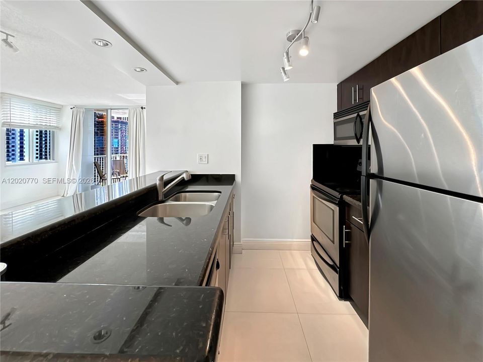 For Sale: $349,000 (2 beds, 2 baths, 914 Square Feet)