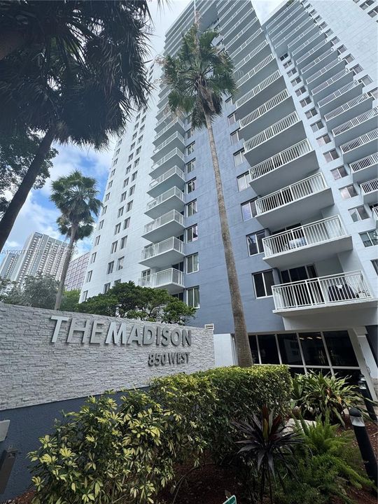 For Sale: $349,000 (2 beds, 2 baths, 914 Square Feet)