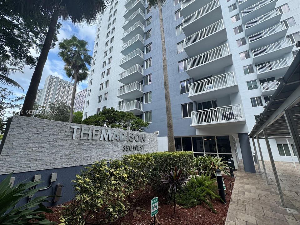 For Sale: $349,000 (2 beds, 2 baths, 914 Square Feet)