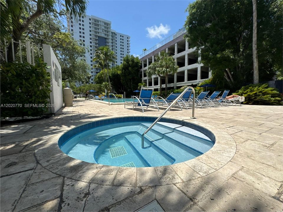 For Sale: $349,000 (2 beds, 2 baths, 914 Square Feet)