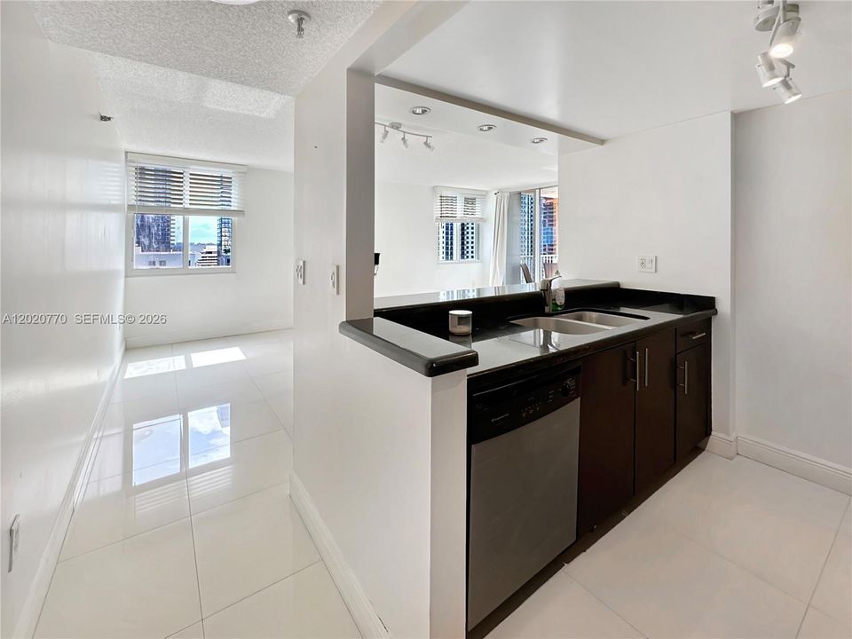 For Sale: $349,000 (2 beds, 2 baths, 914 Square Feet)