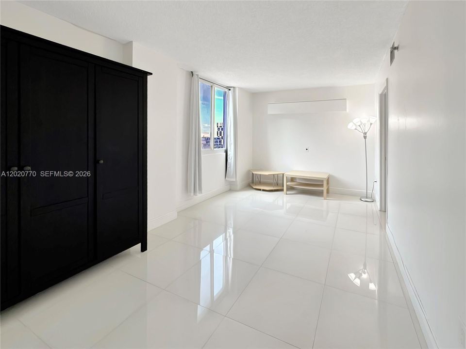For Sale: $349,000 (2 beds, 2 baths, 914 Square Feet)