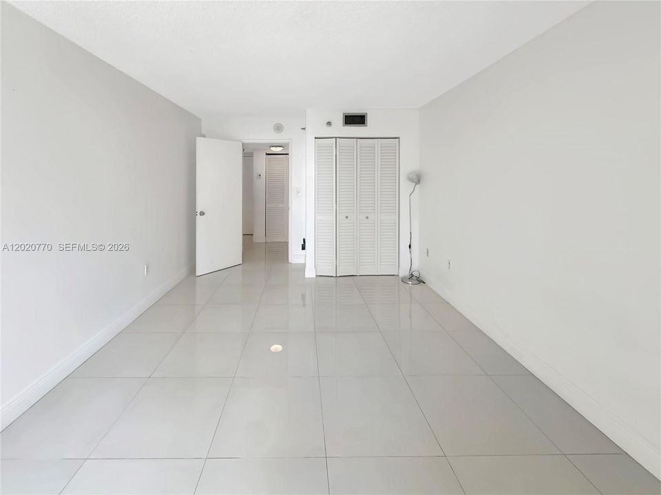For Sale: $349,000 (2 beds, 2 baths, 914 Square Feet)