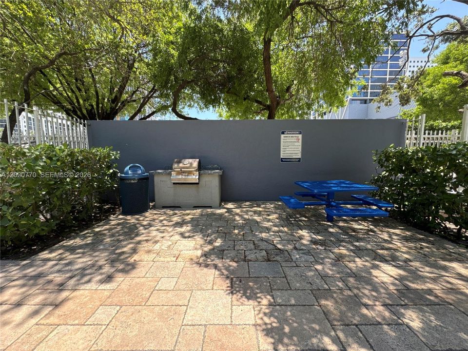 For Sale: $349,000 (2 beds, 2 baths, 914 Square Feet)