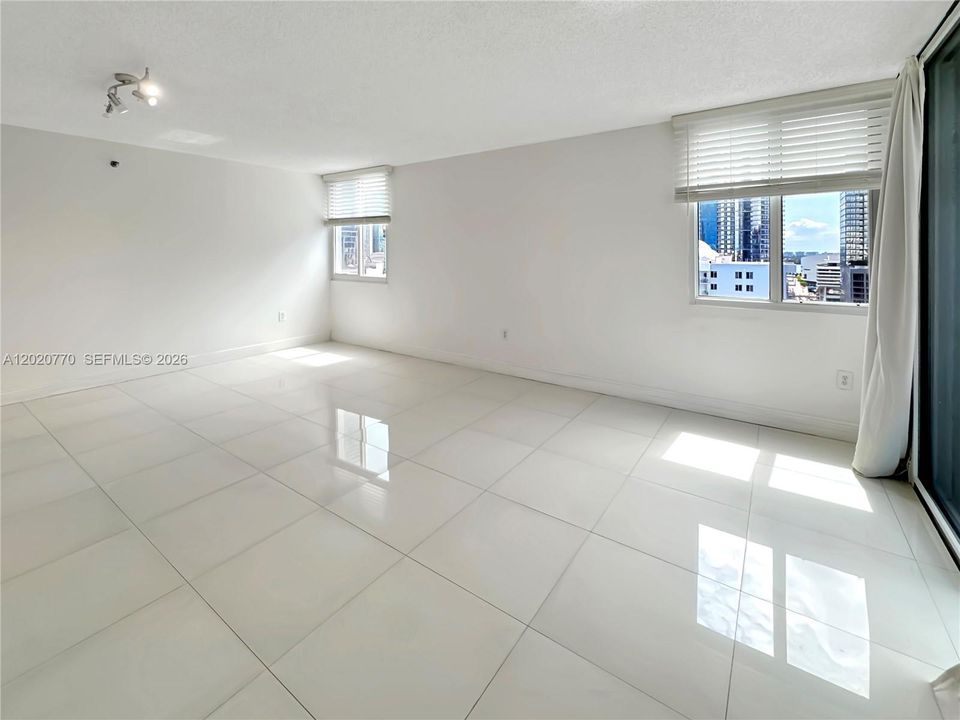 For Sale: $349,000 (2 beds, 2 baths, 914 Square Feet)