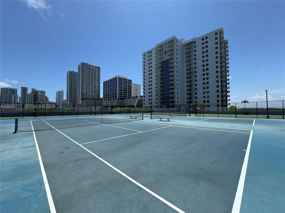For Sale: $349,000 (2 beds, 2 baths, 914 Square Feet)