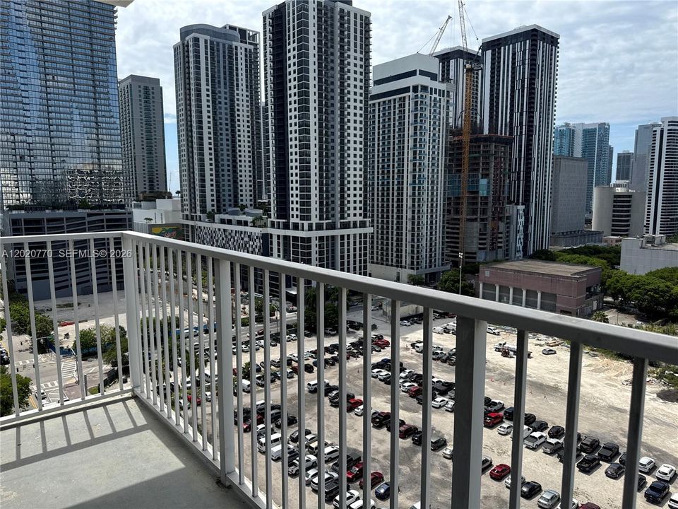 For Sale: $349,000 (2 beds, 2 baths, 914 Square Feet)